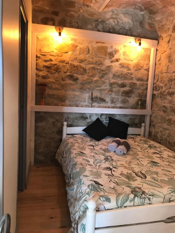 Кровать или кровати в номере Chambre atypique dans une cave voutée avec petit déjeuner