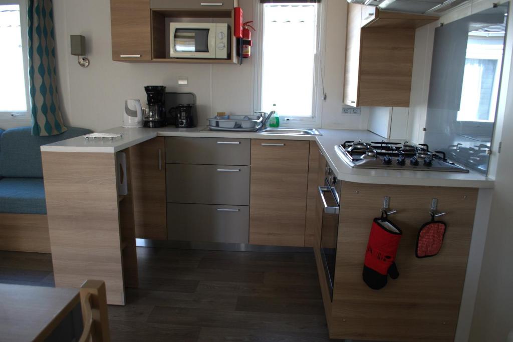 Kuchyňa alebo kuchynka v ubytovaní Mobil home luxe 8 personnes avec wifi