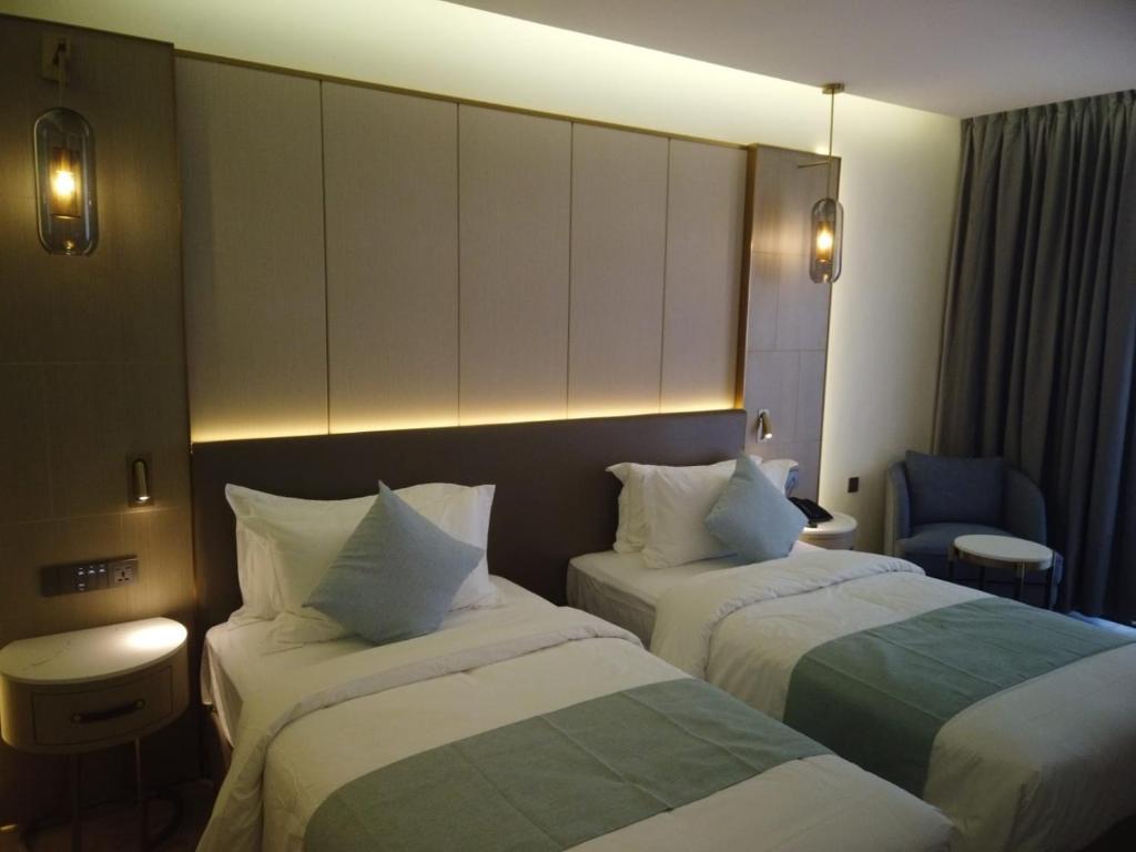Postel nebo postele na pokoji v ubytování H Luxury Hotel