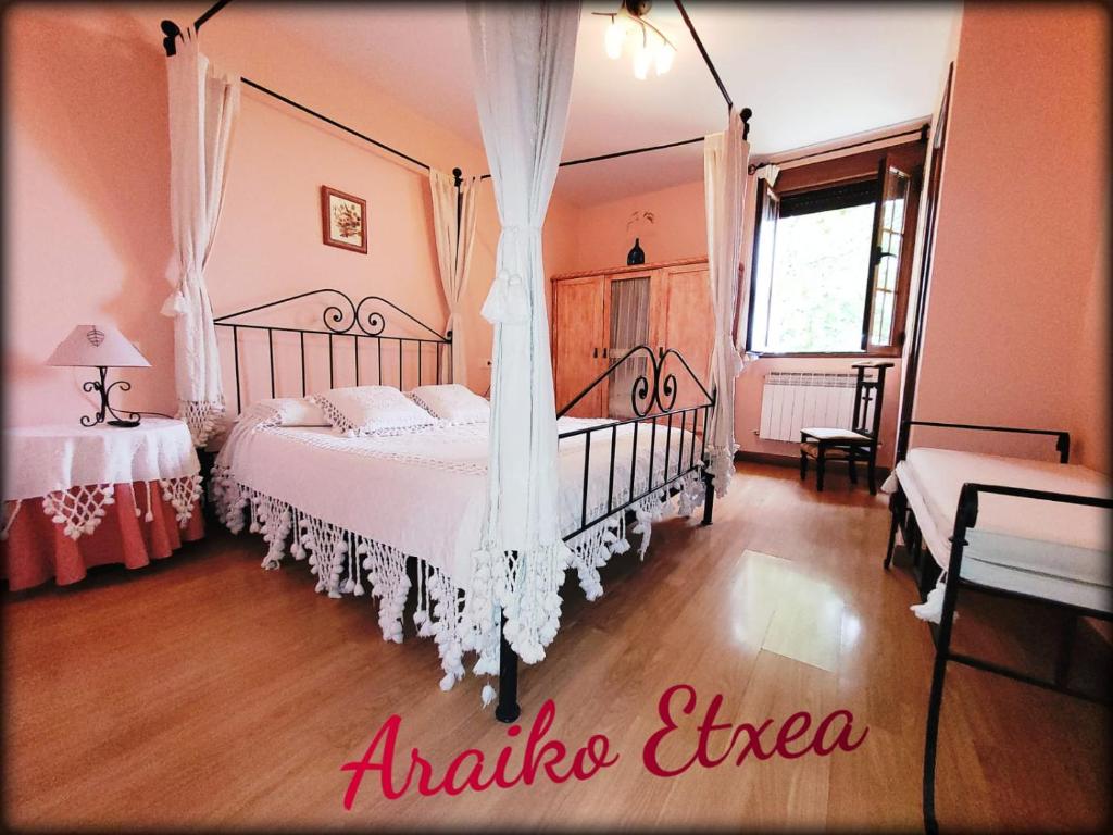 ein Schlafzimmer mit einem Himmelbett in der Unterkunft Araiko Etxea 