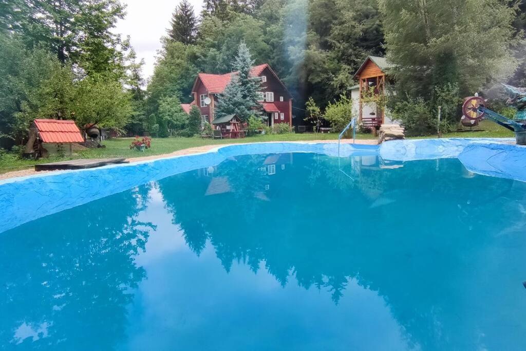 Bazén v ubytování Cabanita nebo v jeho okolí