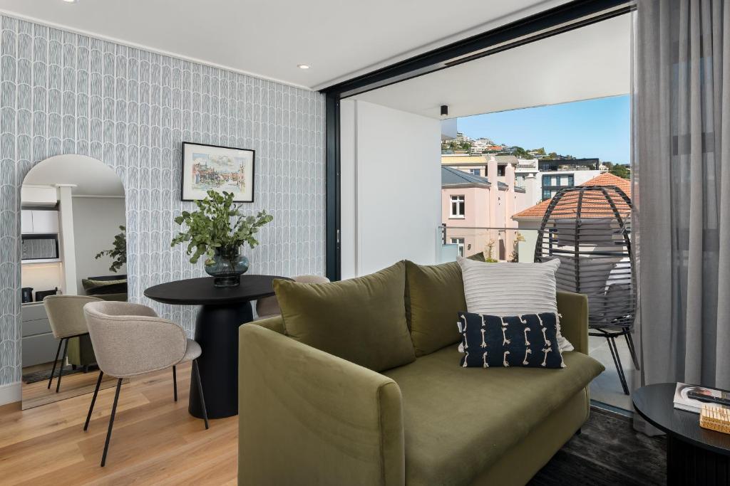 uma sala de estar com um sofá e uma mesa em 7 on Bantry Apartments na Cidade do Cabo