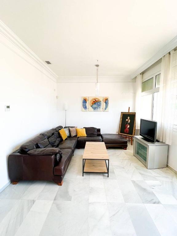 Posedenie v ubytovaní Modern three-level apartment near the sea