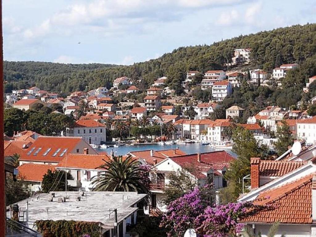 una ciudad con casas y una ciudad con flores púrpuras en Apartments St Rialto, en Jelsa