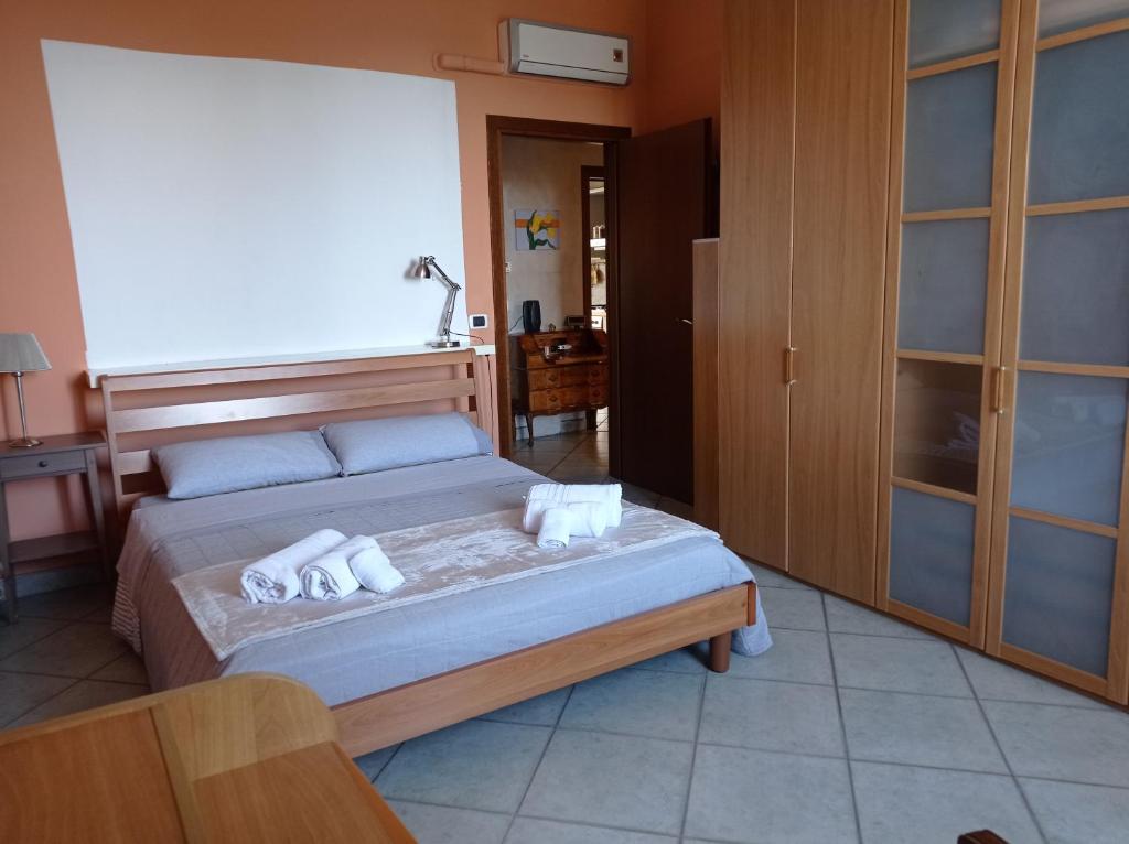 um quarto com uma cama com toalhas em Appartamento con incantevole vista mare em Livorno