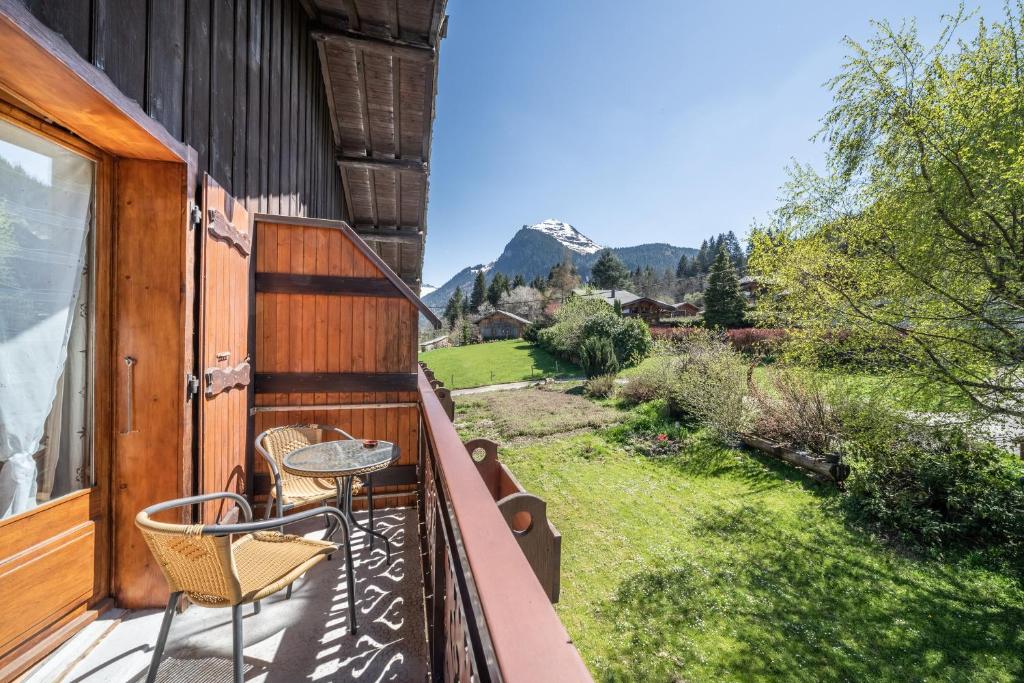 balcón con mesa, sillas y vistas en Apt Chénives 2 - Morzine en Morzine