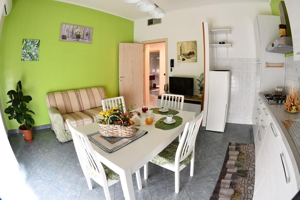 sala de estar con mesa y sofá en Affitti turistici: OASI FELICE, en Torrile