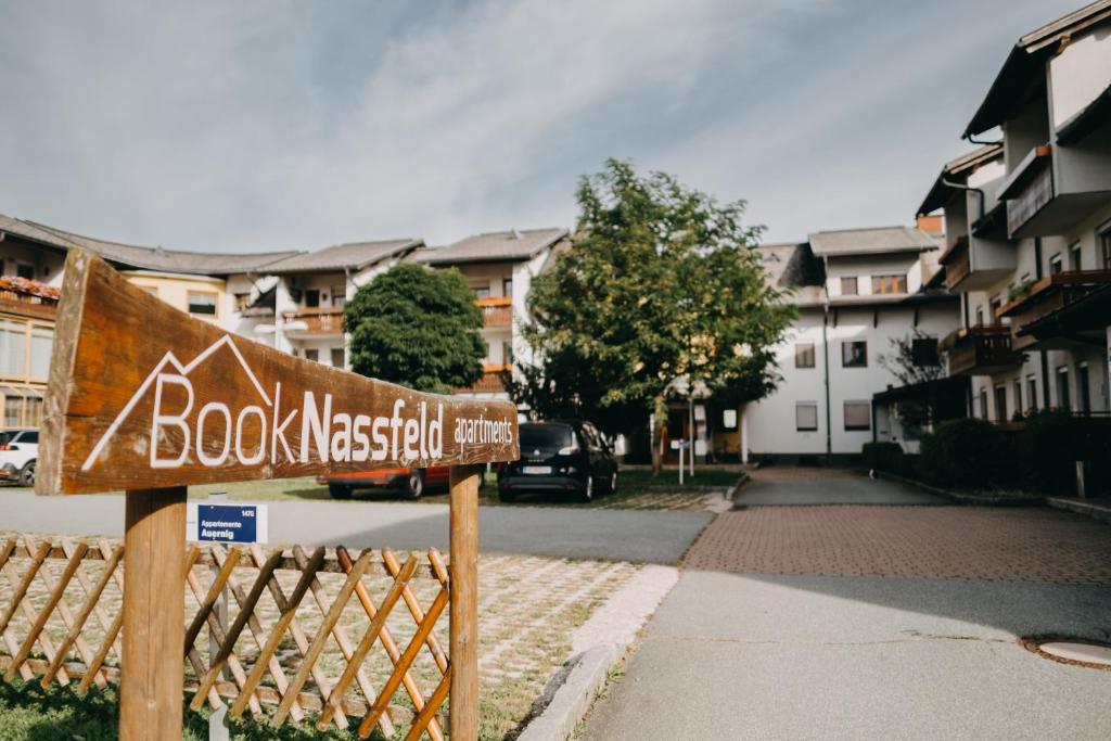 un panneau indiquant une rue devant certains bâtiments dans l'établissement BookNassfeld, à Tröpolach