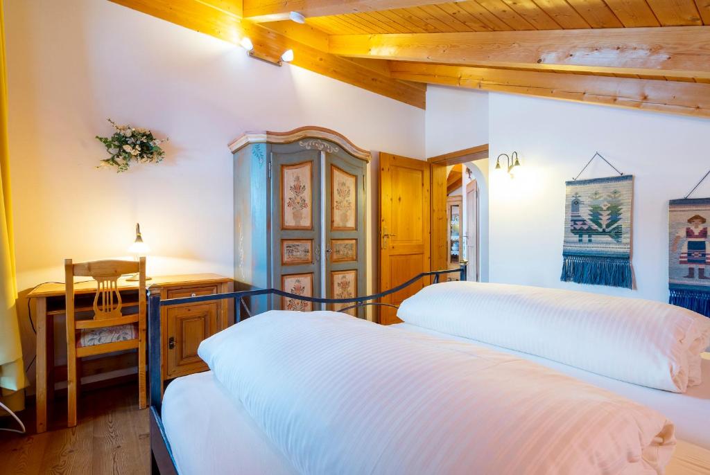 Postel nebo postele na pokoji v ubytování Ferienwohnung Edelweiß mit Bergbahn unlimited