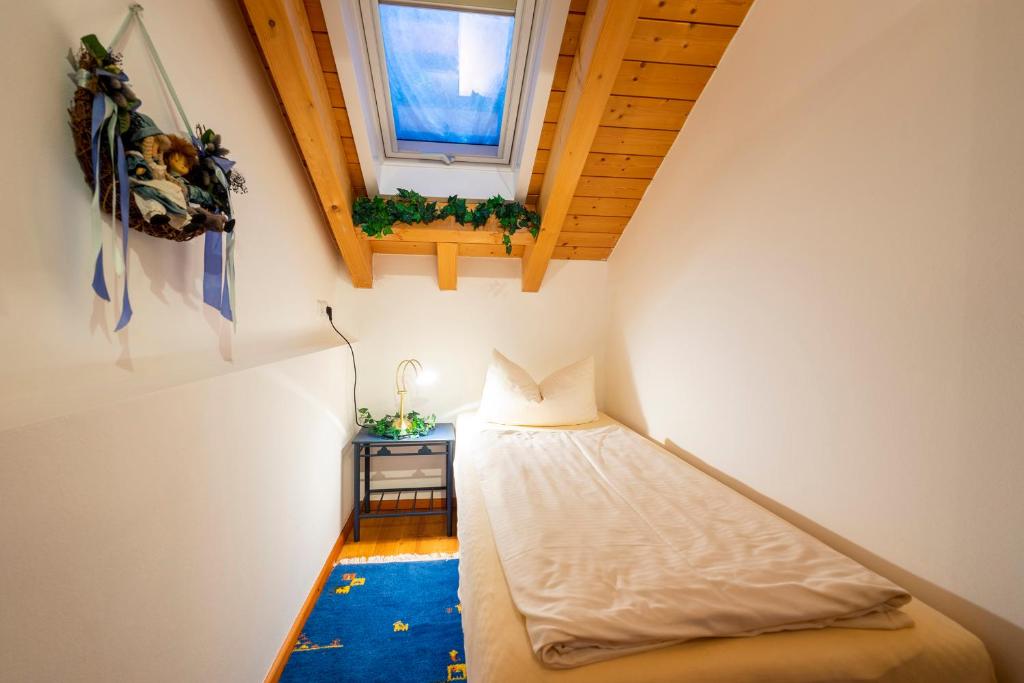 Postel nebo postele na pokoji v ubytování Ferienwohnung Edelweiß mit Bergbahn unlimited
