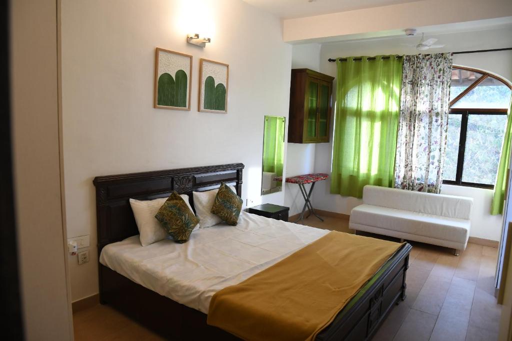 um quarto com uma cama e uma cortina verde em Nirvan em Varca