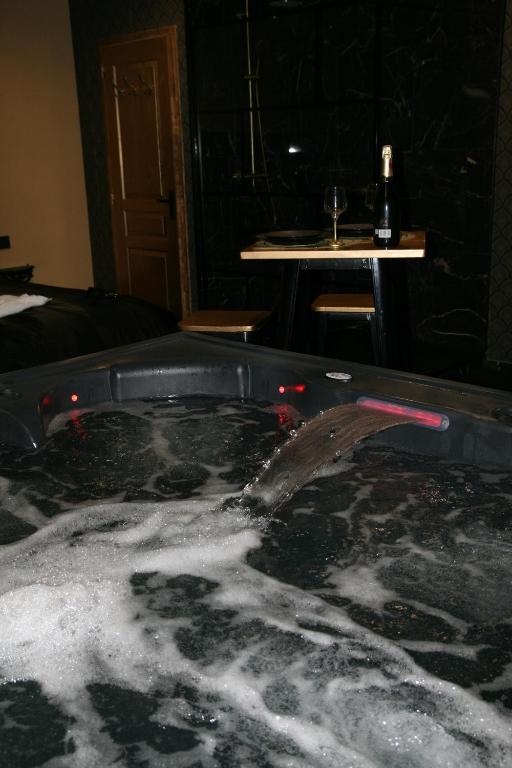 Fotografie z fotogalerie ubytování Désirs d'une nuit - Loveroom jacuzzi v destinaci Cagny