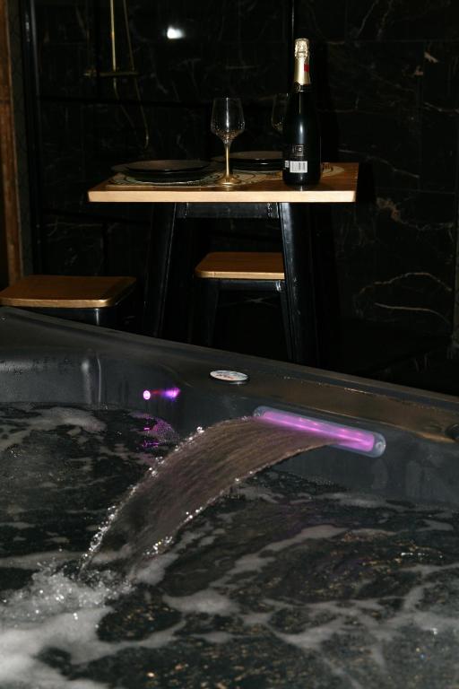 Fotografie z fotogalerie ubytování Désirs d'une nuit - Loveroom jacuzzi v destinaci Cagny