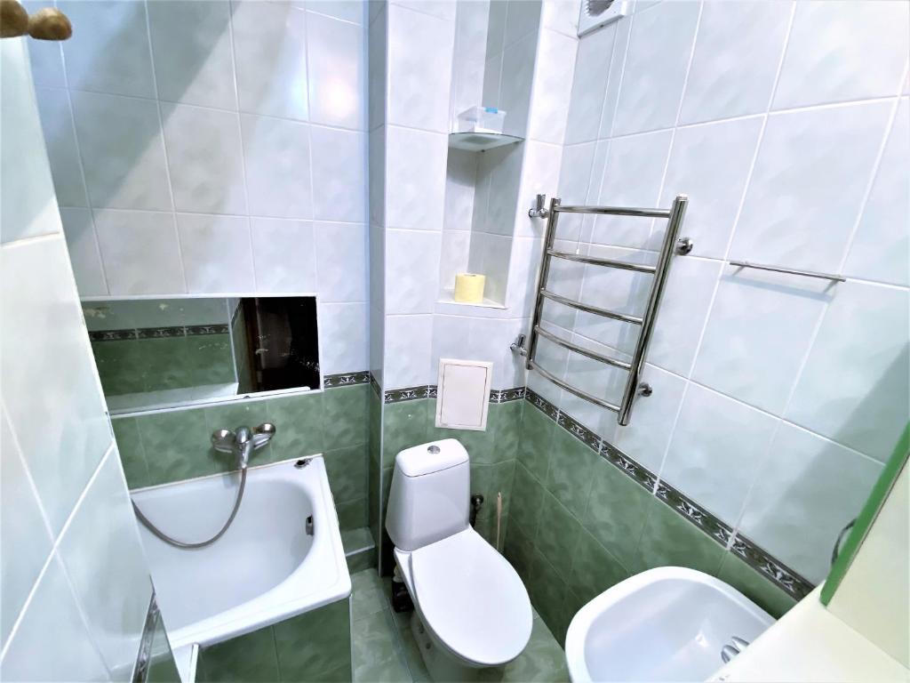 Апартаменти поруч з метро Лівобережна та МВЦ في كييف: حمام مع مرحاض ومغسلة