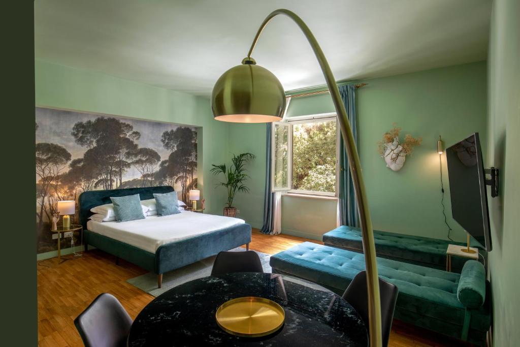 ein Schlafzimmer mit einem Bett, einem Sofa und einem Tisch in der Unterkunft Apartment SPANISH STEPS in Rom