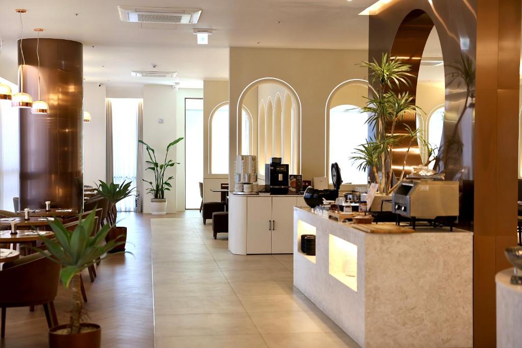 Kuchyň nebo kuchyňský kout v ubytování Eldis Regent Hotel