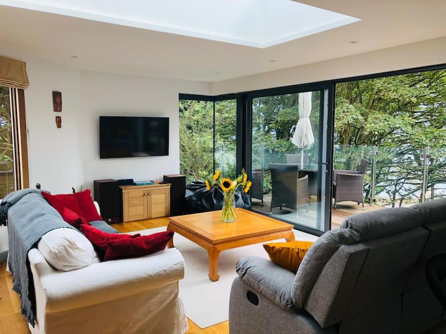 Sala de estar con 2 sofás y mesa de centro en Sea Cliff View Designer Home, en Lyme Regis