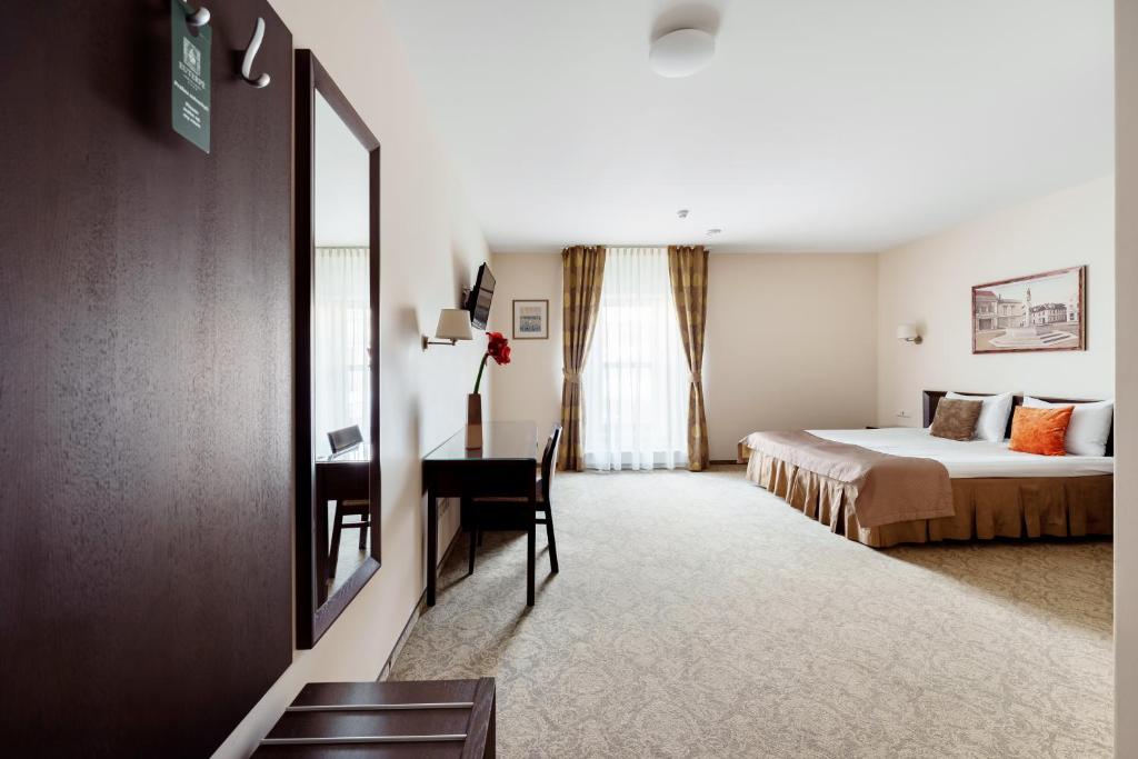 Postel nebo postele na pokoji v ubytování Euterpe Hotel