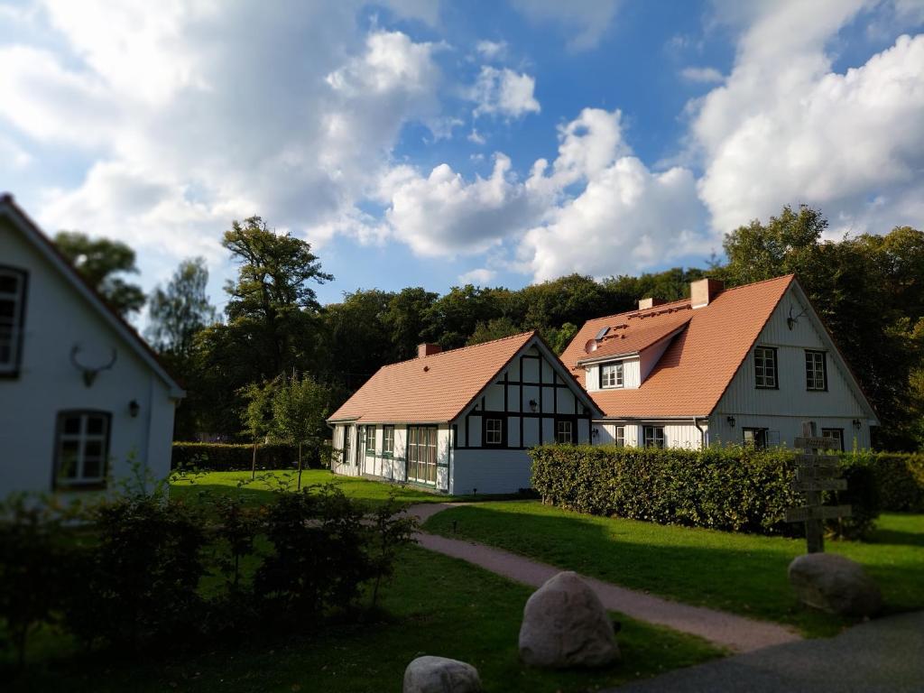 a group of houses in a yard with trees at meinsachsenwald forsthaus friedrichsruh in Aumühle