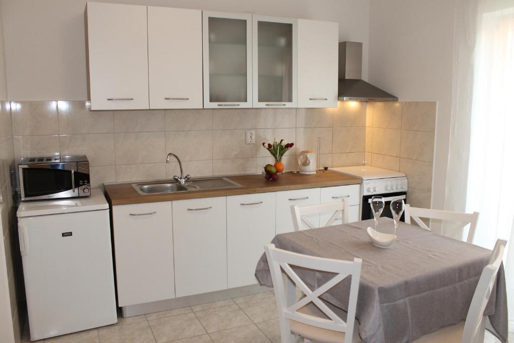 Kuchyňa alebo kuchynka v ubytovaní Apartments Valeria