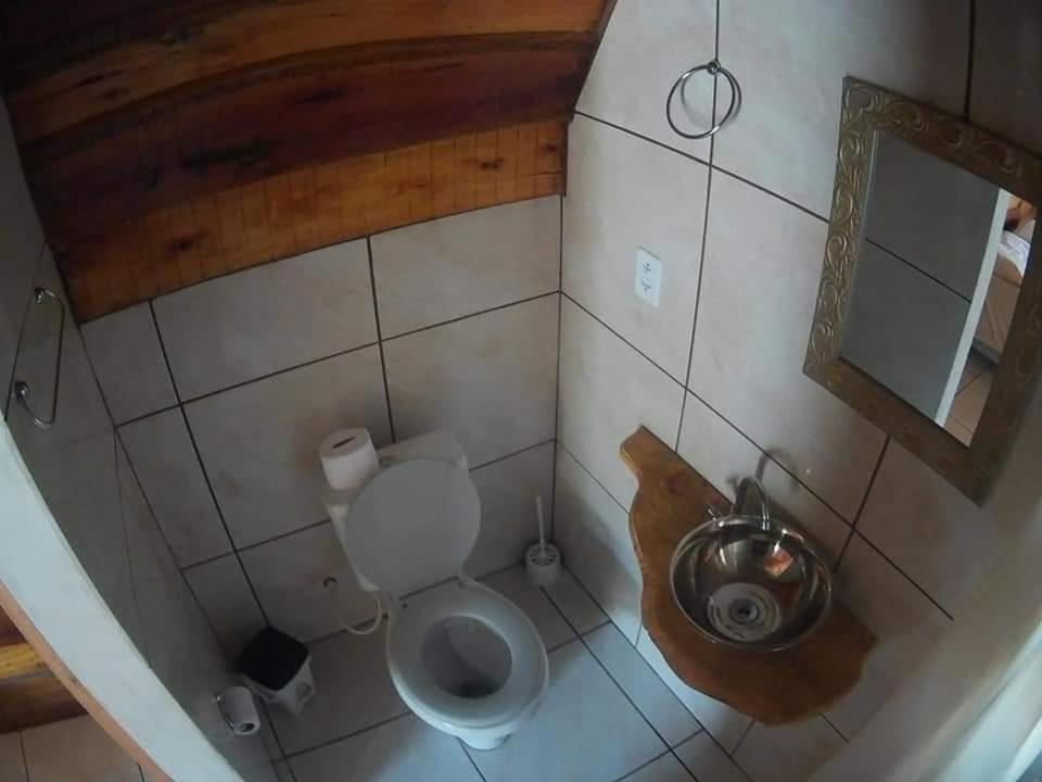 vistas a un baño con aseo en Cabanas Rústicas Refúgio da Marola, en São Lourenço do Sul