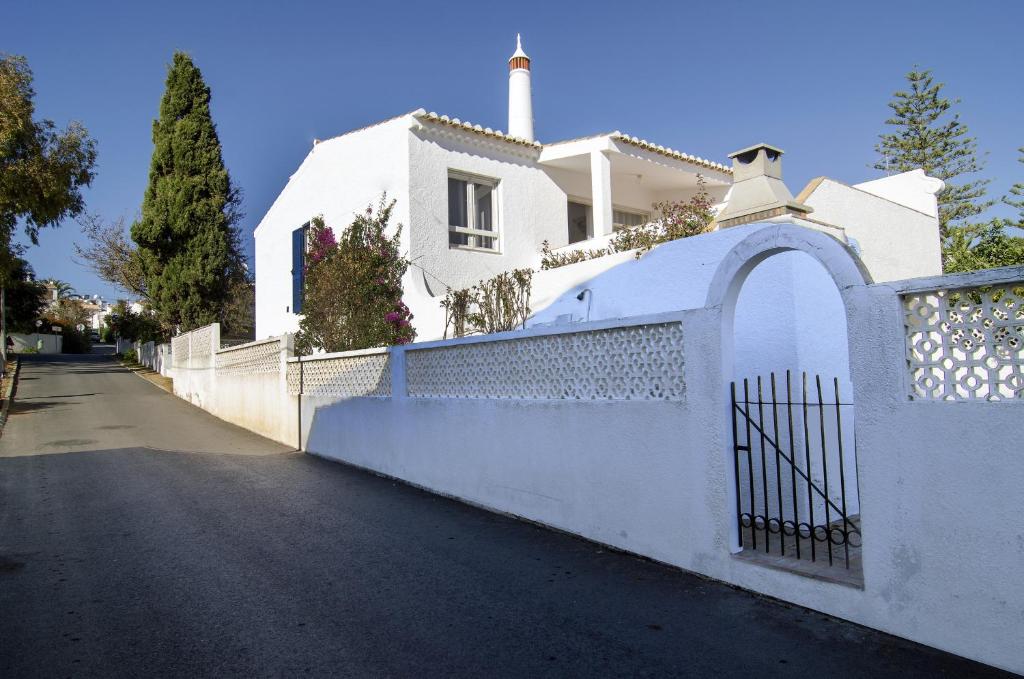 El edificio en el que está la casa vacacional