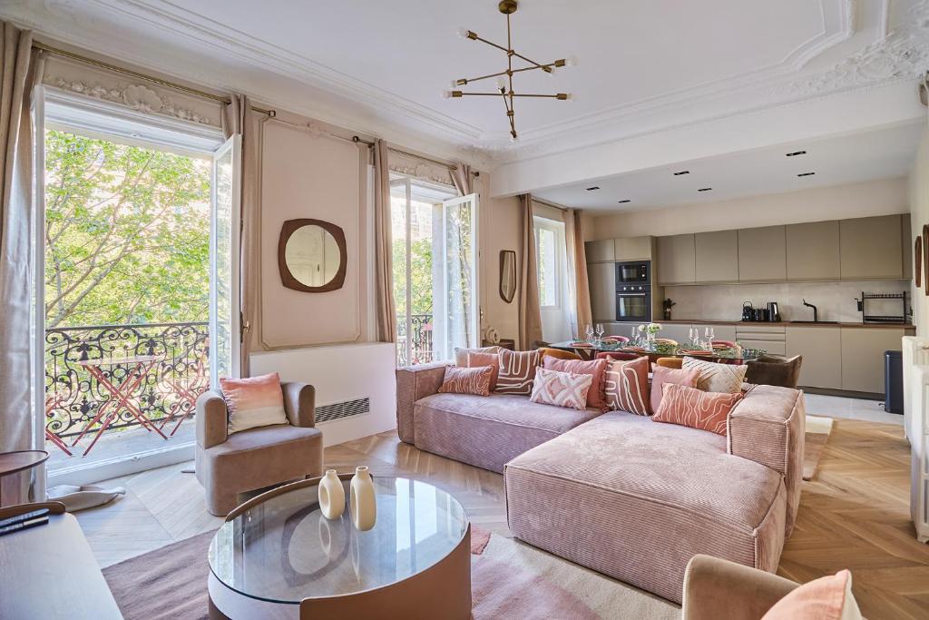 un salon avec un canapé et une table dans l'établissement Apartment Concorde Madeleine by Studio prestige, à Paris