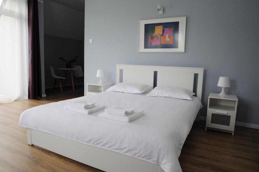 a white bed with two white towels on it at Casa Doris in Sovata