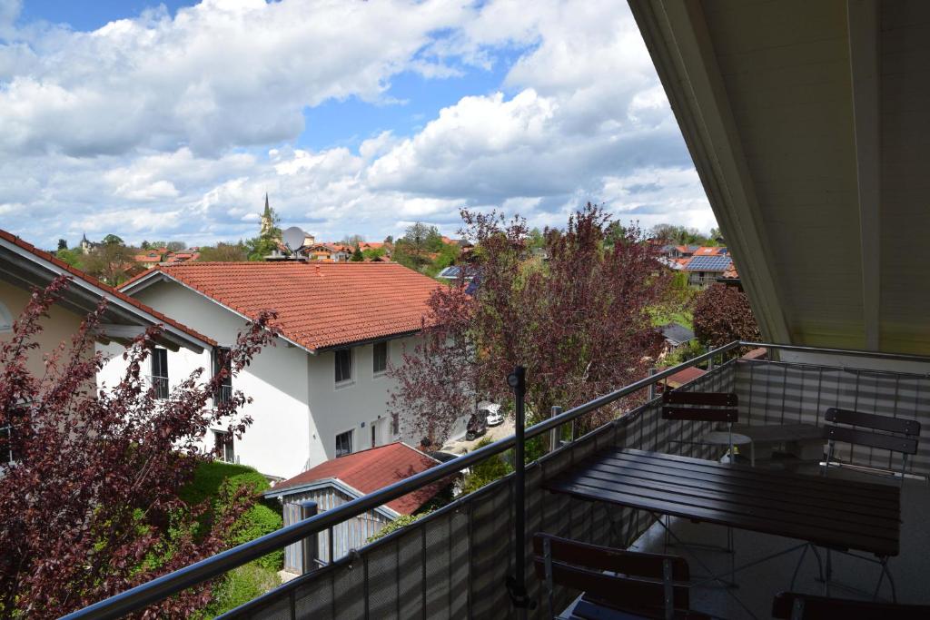 een balkon met uitzicht op een gebouw bij Ferienwohnung Dorfblick in Chieming
