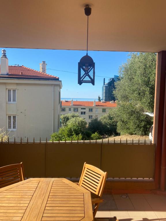een balkon met een tafel en stoelen en uitzicht bij Bel appartement proche Monaco in Beausoleil