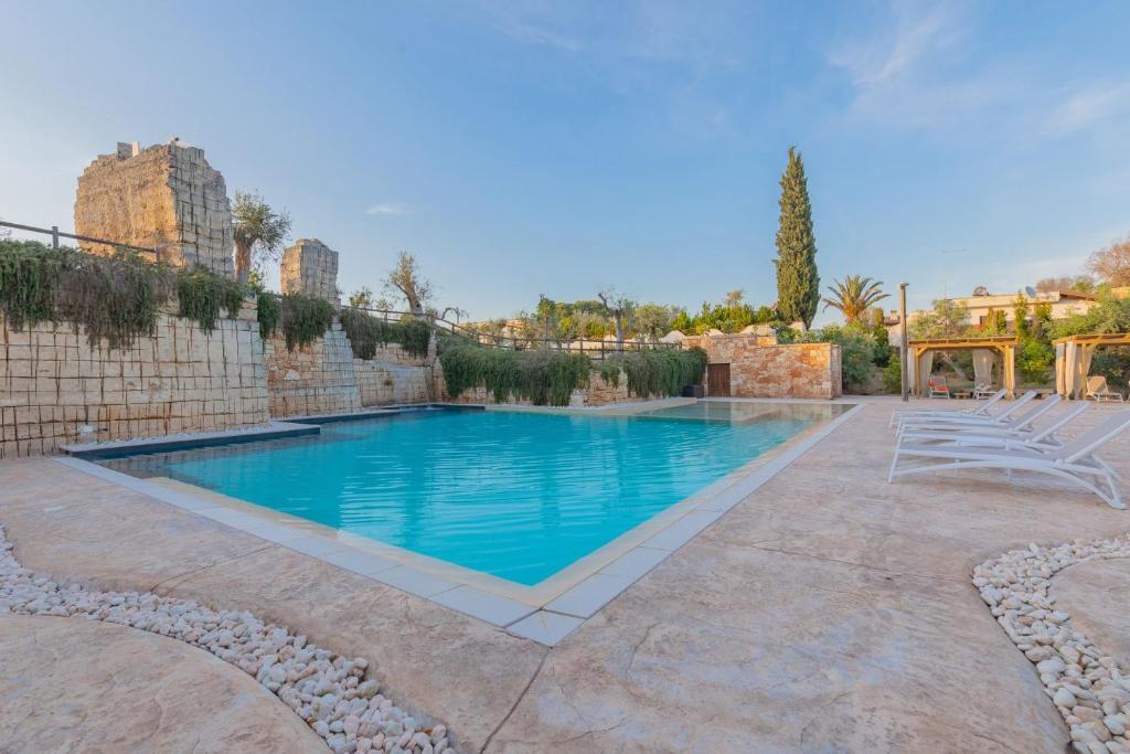 Бассейн в Cava Li Santi Residence или поблизости