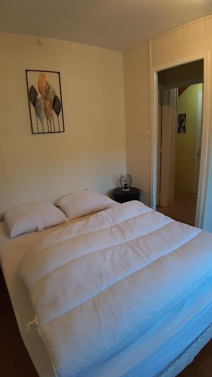 Posteľ alebo postele v izbe v ubytovaní Maison 6-9 pers pour vacances et cure thermale