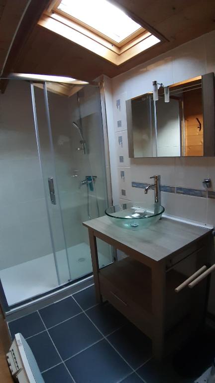 Kúpeľňa v ubytovaní Maison 6-9 pers pour vacances et cure thermale