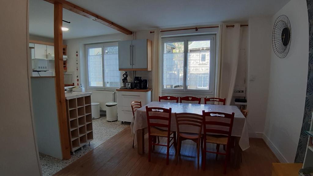 Kuchyňa alebo kuchynka v ubytovaní Maison 6-9 pers pour vacances et cure thermale