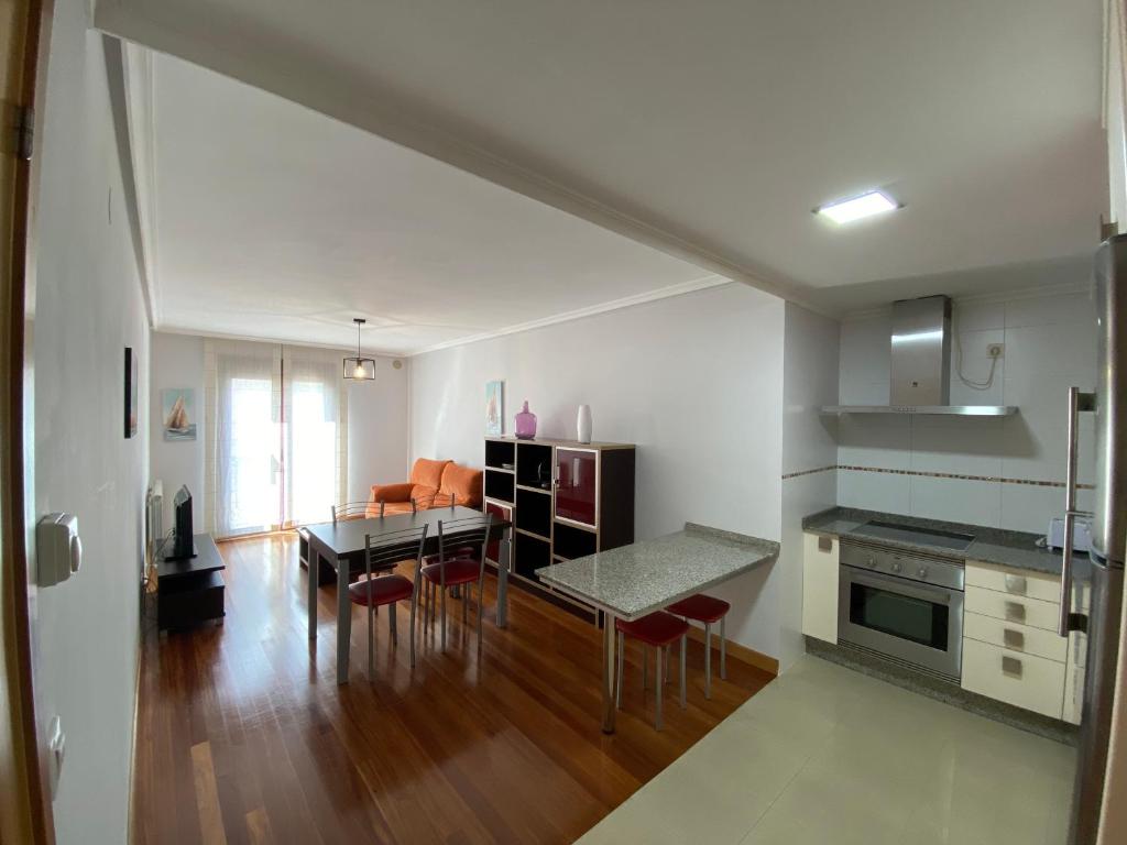 dpCristal LikeHome في ساريا: مطبخ وغرفة معيشة مع طاولة وكراسي