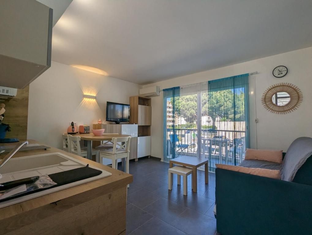 Zdjęcie z galerii obiektu Sol-y-Days Hespérides, Appartement moderne et confortable à 50m de la plage w mieście Le Grau-du-Roi