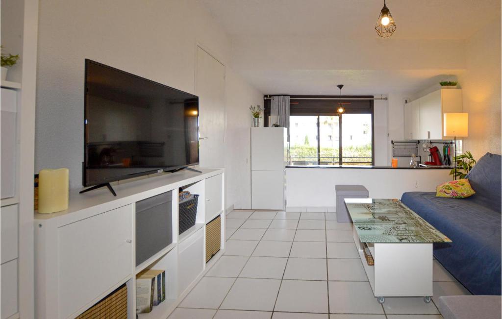 Televízia a/alebo spoločenská miestnosť v ubytovaní 1 Bedroom Amazing Apartment In Moriani