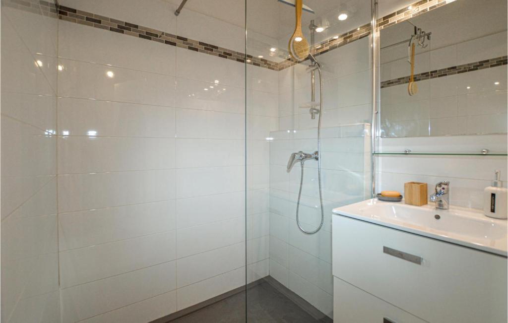 Kúpeľňa v ubytovaní 1 Bedroom Amazing Apartment In Moriani