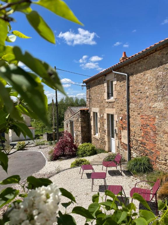 un groupe de chaises assises devant un bâtiment dans l'établissement Le bois aux feuilles blanches, à Saint-Michel-Mont-Mercure