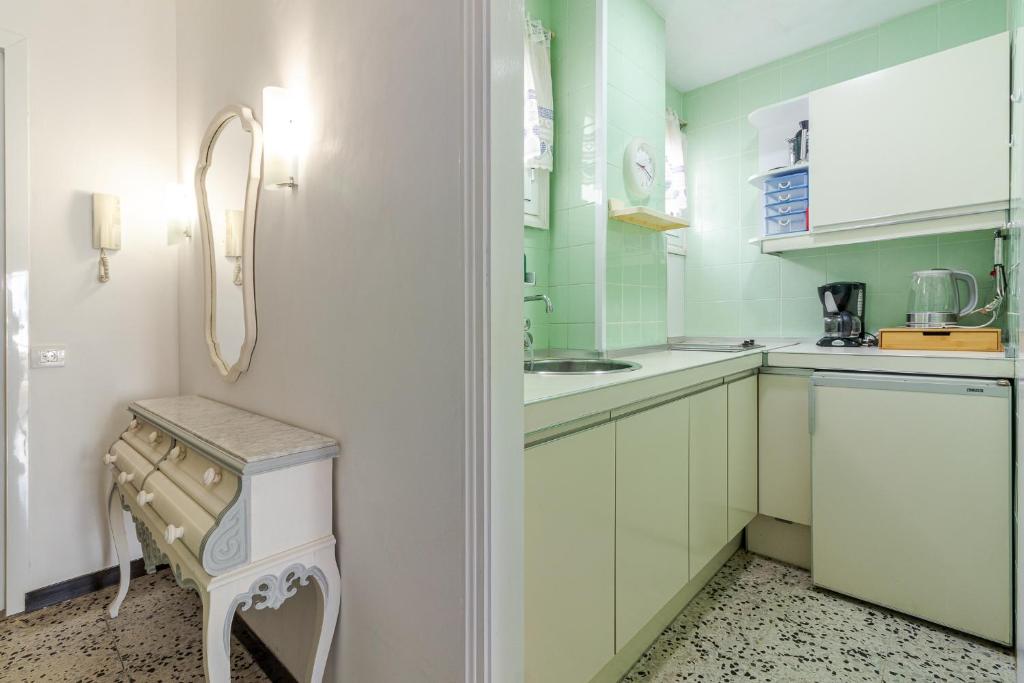Kuchyňa alebo kuchynka v ubytovaní Flatguest Central City