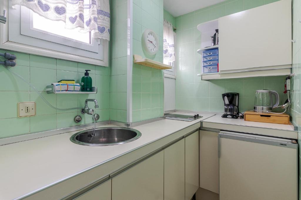 Kuchyňa alebo kuchynka v ubytovaní Flatguest Central City