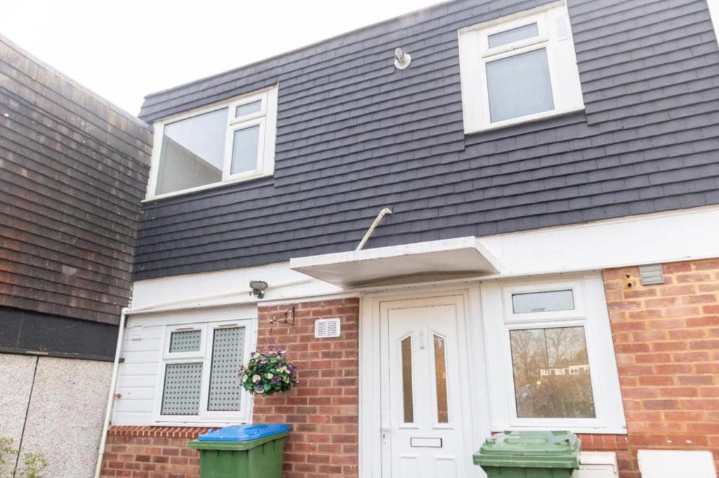 una casa con tetto nero e porta bianca di Immaculate 4-Bed House in Southampton a Southampton