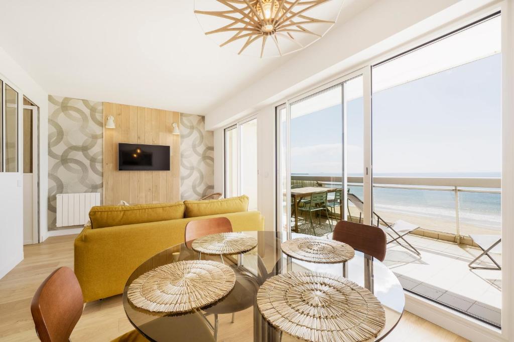 sala de estar con sofá amarillo y mesas en Rimini - Face mer La Baule, en La Baule