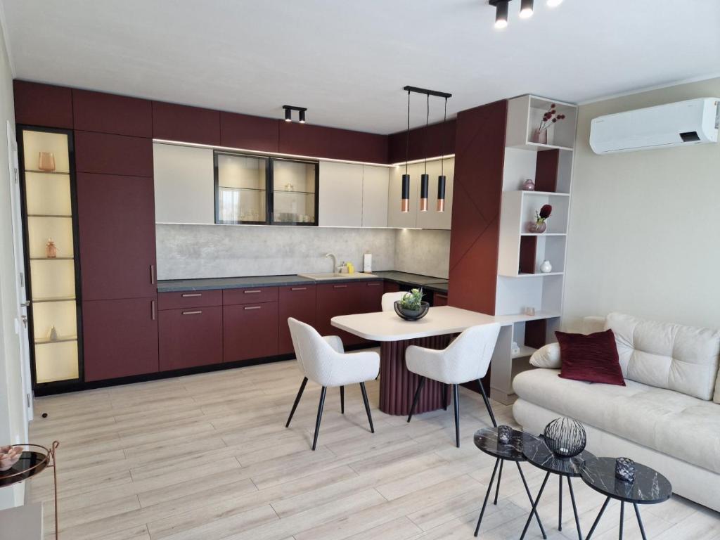 cocina y sala de estar con sofá y mesa en PAPAYA APARTMENTS en Varna