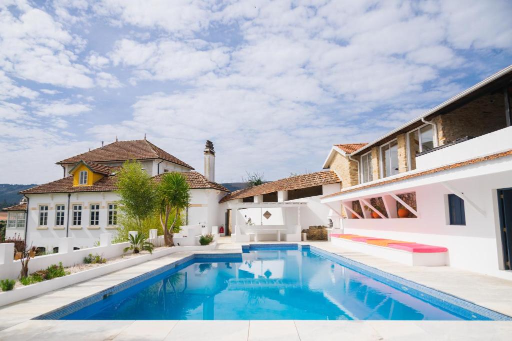 - une piscine dans l'arrière-cour d'une maison dans l'établissement Quinta das Latas, à Coimbra