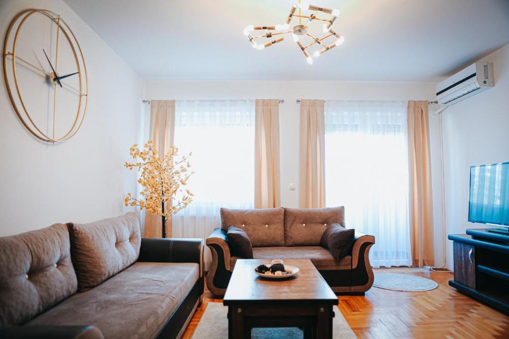 sala de estar con sofá y mesa en Apartment Golden - 2BR with Parking, Prime Location, en Pristina