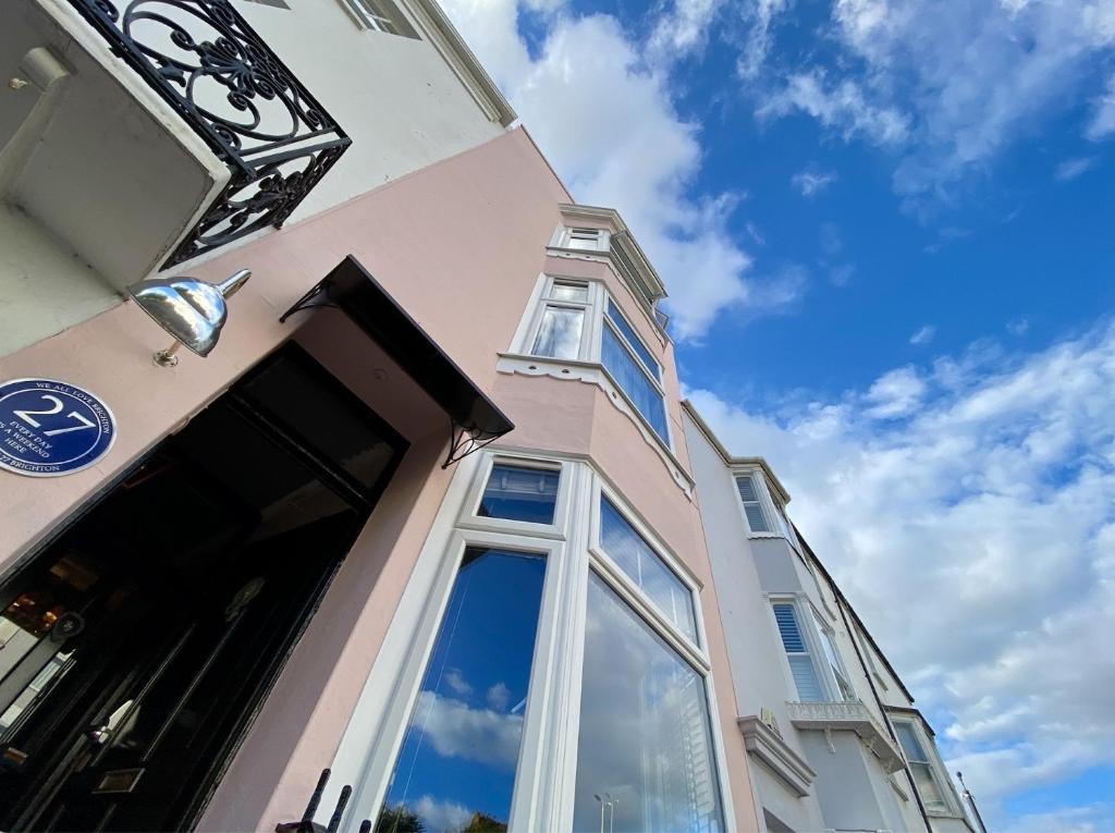 un edificio con una ventana en el lateral. en 27 Brighton Guesthouse en Brighton & Hove