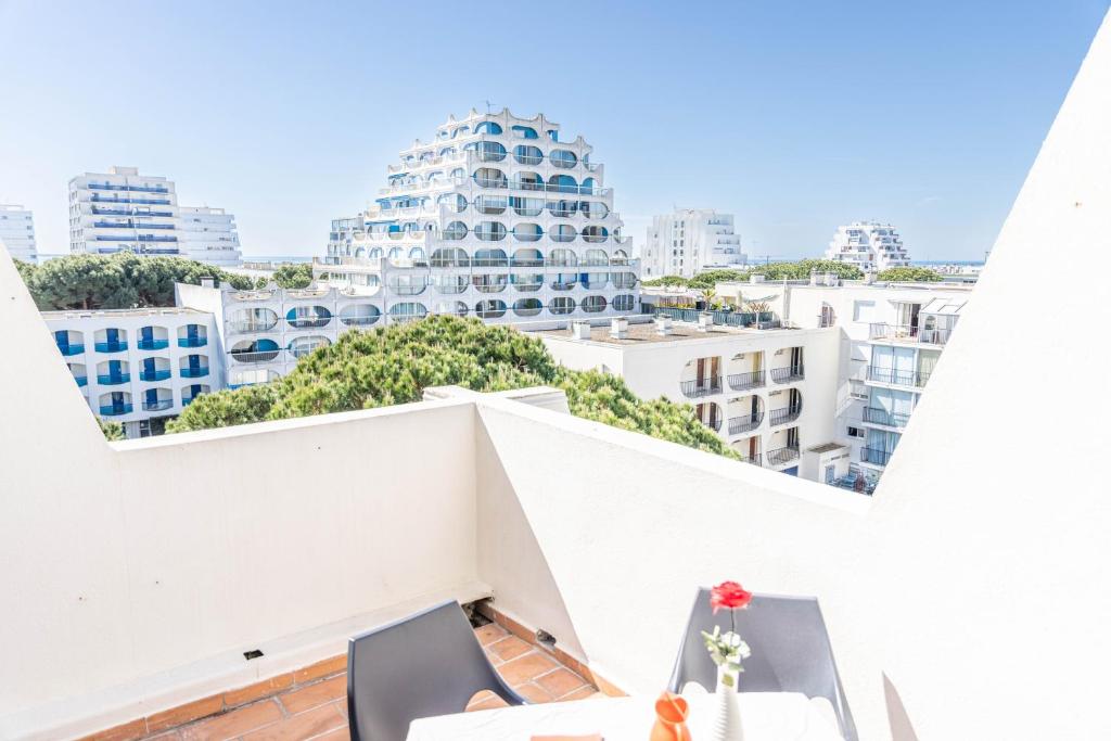 Balkón alebo terasa v ubytovaní LE SEVENTIE'S 3 Terrasse-Netflix-Wifi-Parking-Mer-TOP PROS SERVICESConciergerie