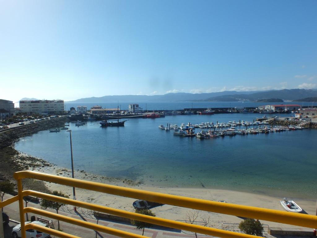 vista su un porto con barche in acqua di Hostal Portofino a Portosín