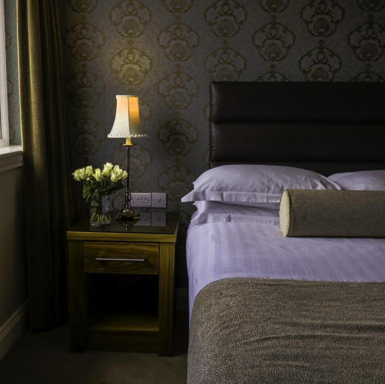 Postel nebo postele na pokoji v ubytování International Hotel Killarney